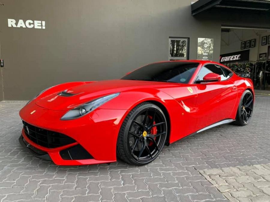  Ferrari F12berlinetta by Novitec Rosso & RACE! on Vossen Wheels 2020 года  (фото 1 из 17)